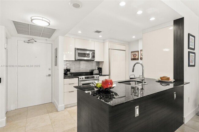 Building Photo - 10275 Collins Ave