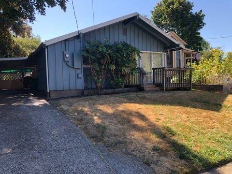 Long driveway can accommodate two cars easily. - 4808 SE Salmon St