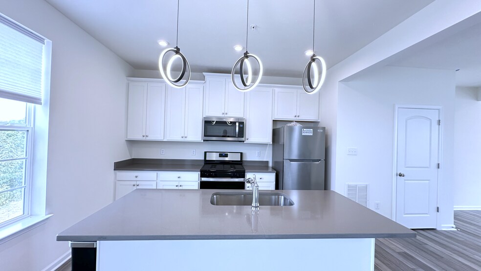 Building Photo - 106 Sweetwater Dr