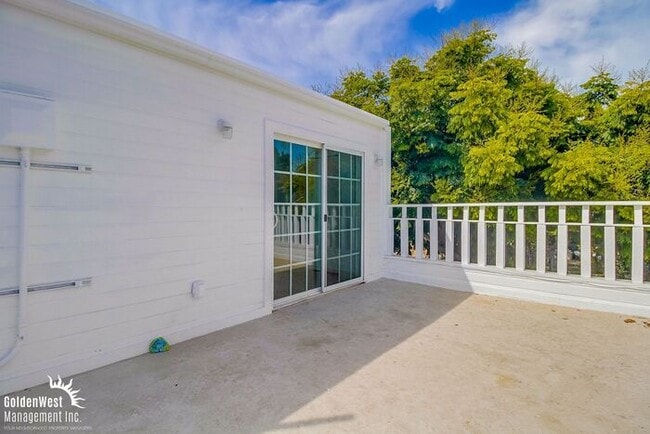 Building Photo - Comfortable Studio 1Ba with Private Deck i...