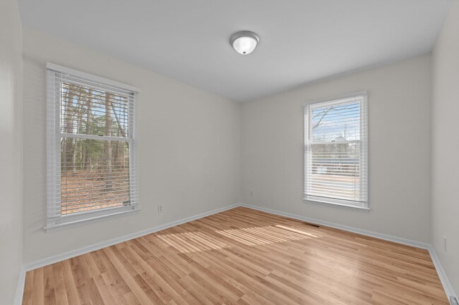 Building Photo - 340 Circle Dr