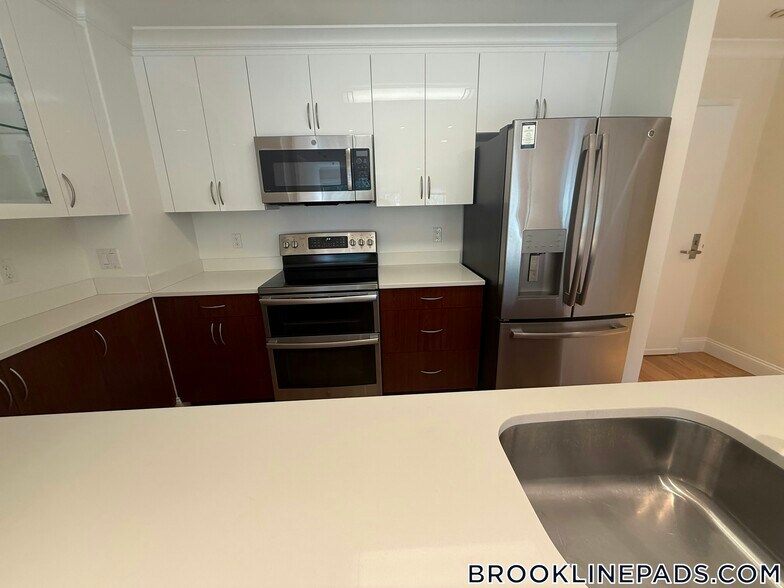 Building Photo - 1443 Beacon St