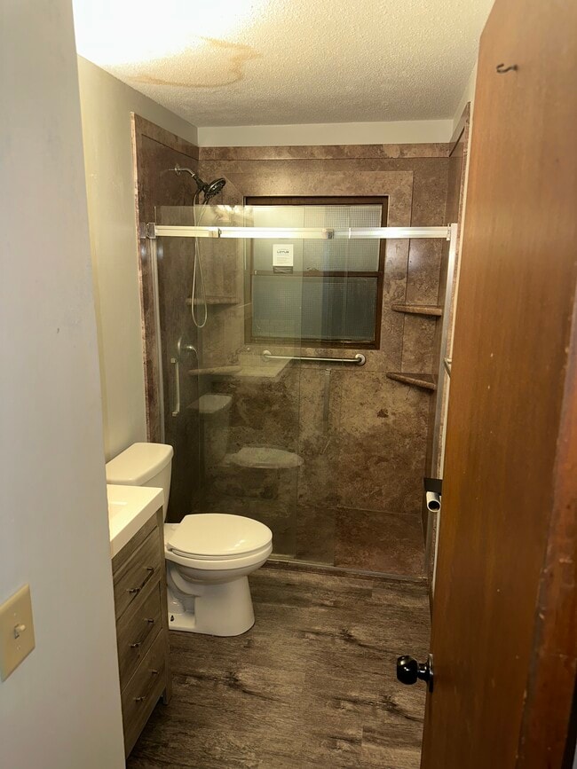 Building Photo - 1765 Valley Dr