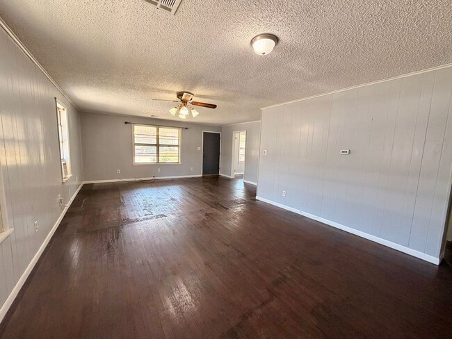 Building Photo - 3 Bedroom and 2 Bathroom Home in Shawnee for rent!