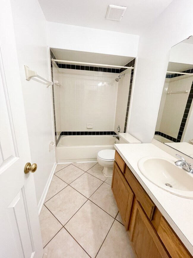 Building Photo - Beautiful 3-Bedroom, 2-Bath Home with 2-Ca...