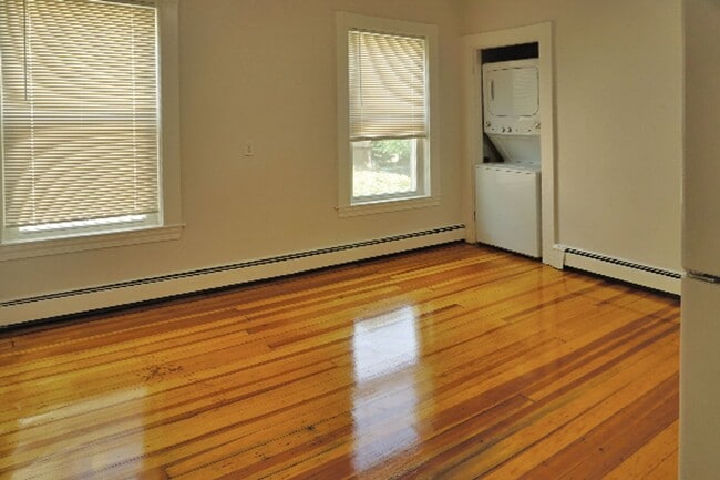 Building Photo - 9/1 Spacious, sunny 3BR/2BA, w/d in unit