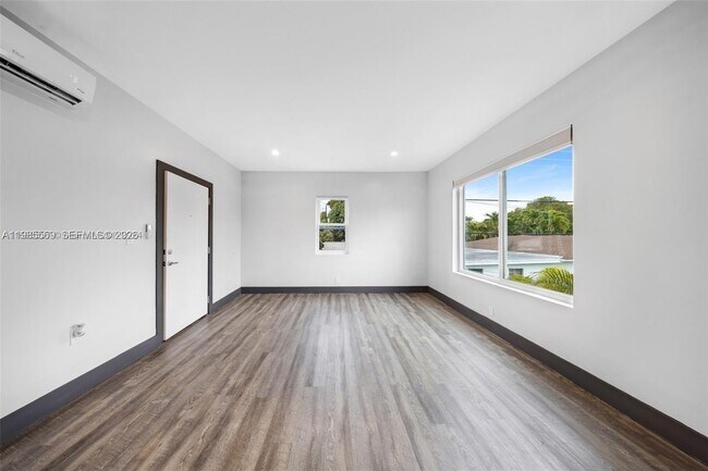 Building Photo - 1020 SW 23rd Ave