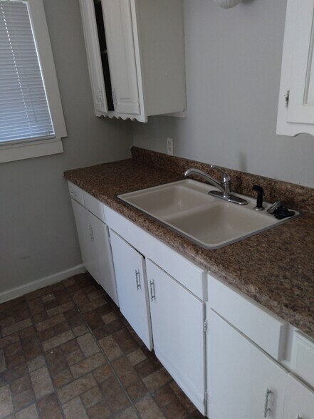 Kitchen Arrea - 2818 S Grove St