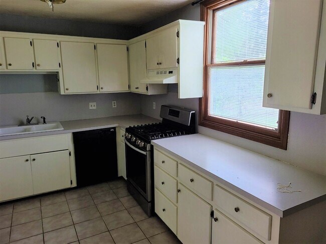 Building Photo - Updated, trendy and Ready for move in! 2 beds 1 bath, gas range, Park within walking distance!