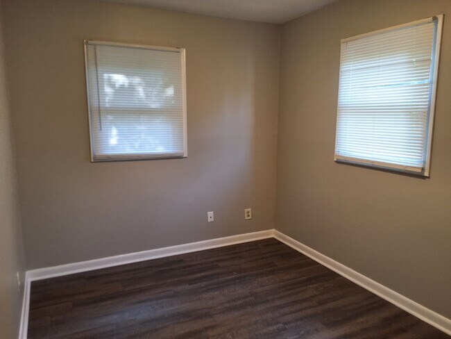 Building Photo - 1122 Evelyn Dr