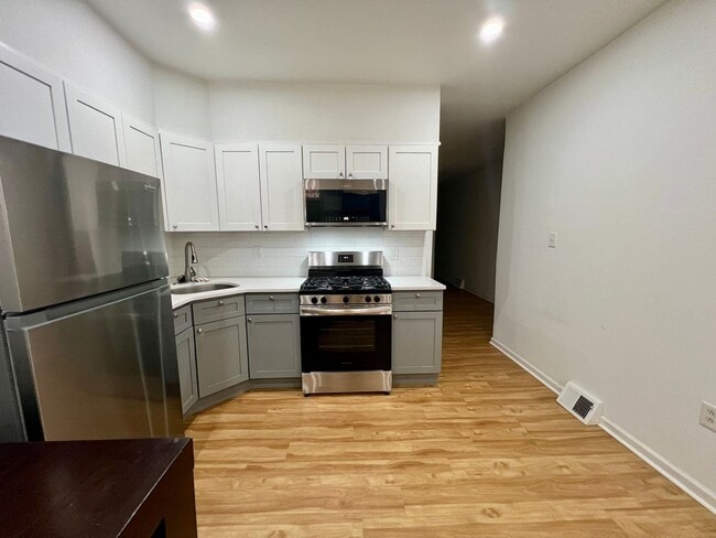 Building Photo - Newly Renovated 2-Bedroom Apartment in Hunting Park! PHA ACCEPTED!