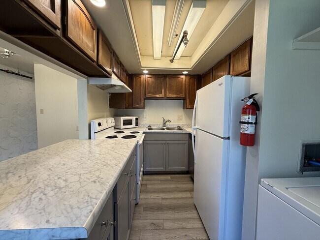 Building Photo - 3 Bedroom Townhouse at The Commons