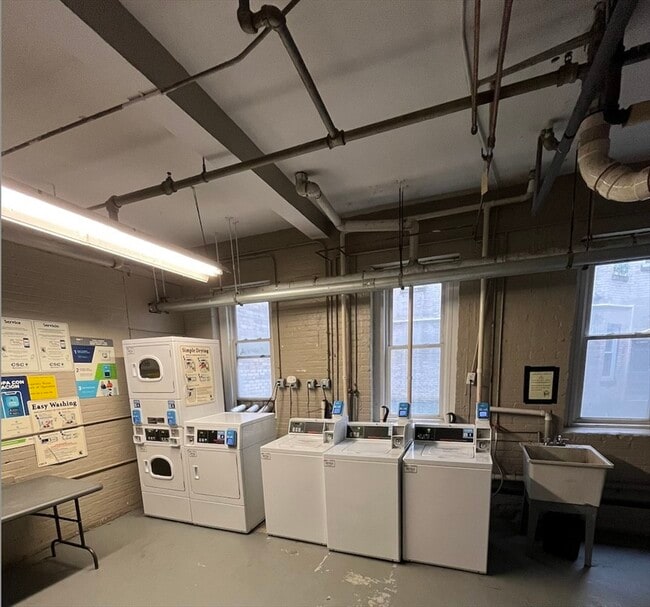 Building Photo - 125 Park Dr