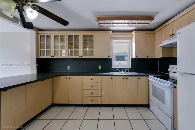 Building Photo - 166 E 17th St