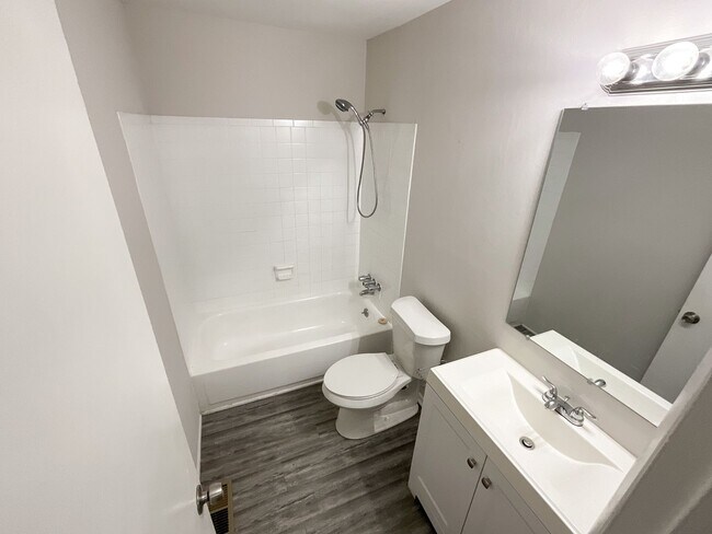 Building Photo - COMING SOON! Charming 2-Bed, 1.5-Bath Retr...