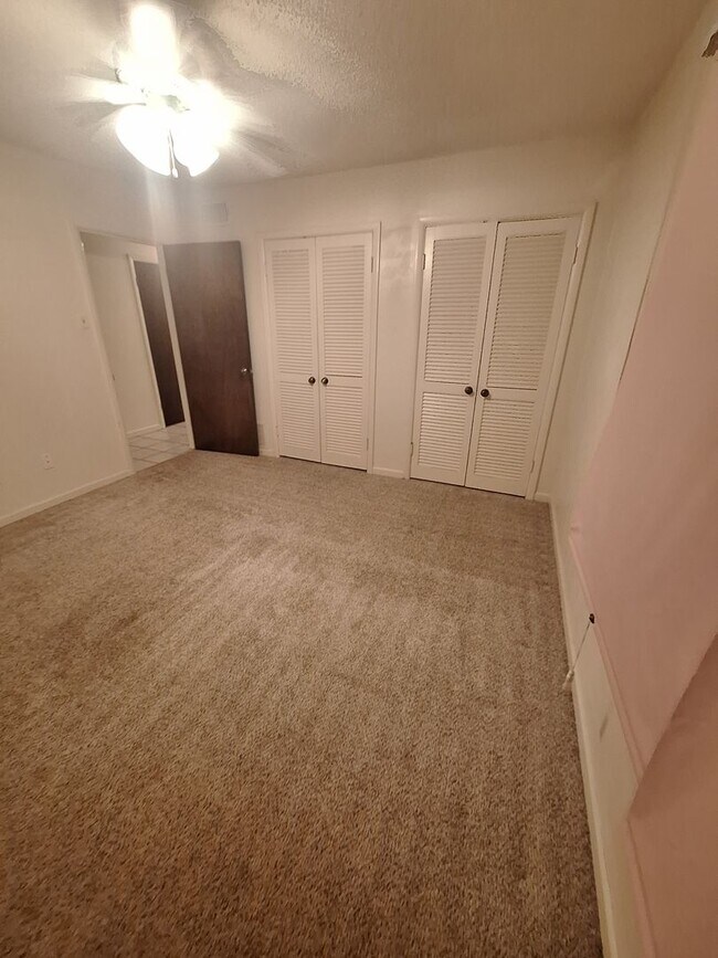 Building Photo - Spacious 3 bedroom, 2 bath