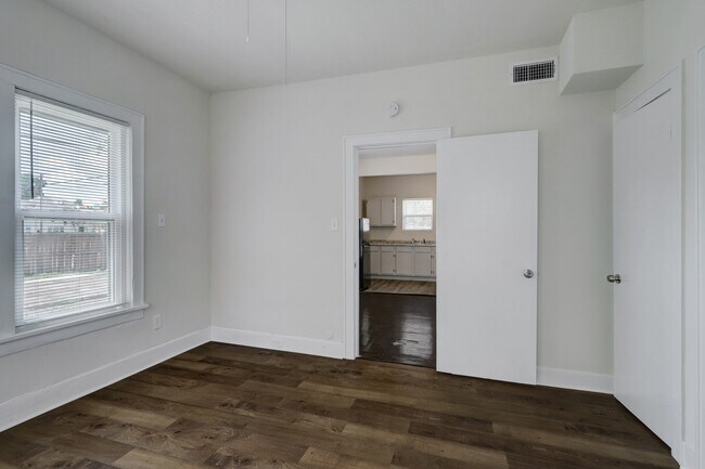 Building Photo - 3004 Isabella St