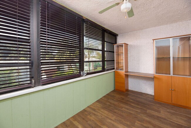 Building Photo - 1212 NE 14th Ct