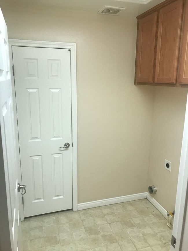 Building Photo - 4 bedroom, 2 bathroom home located near Stine Rd/ McKee Rd.