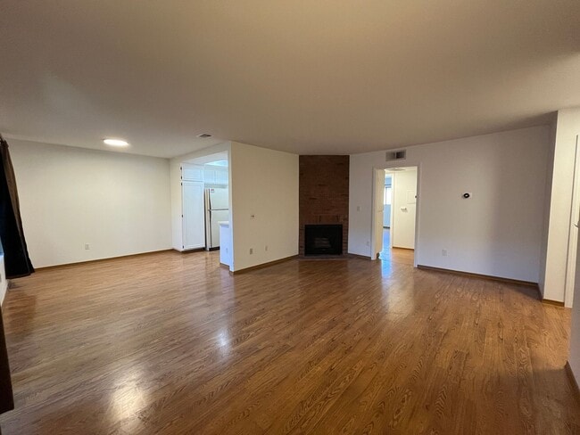 Building Photo - Canoga Park 1BR w/all appliances, parking,...