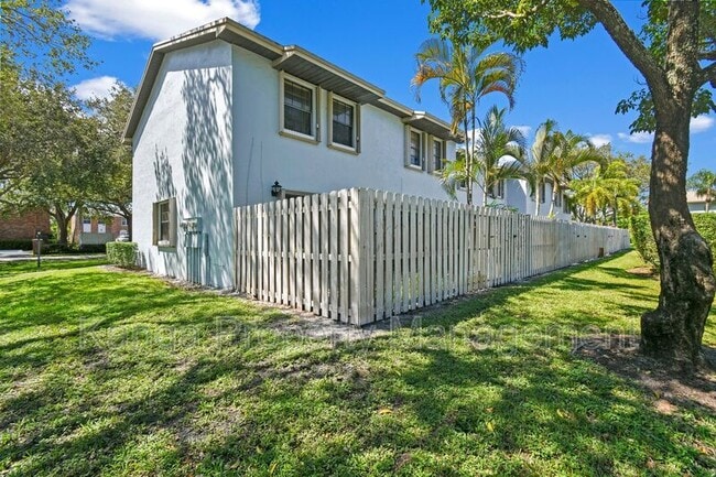 Building Photo - 408 N Cypress Dr