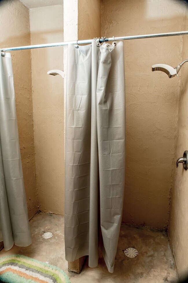 Building Photo - 4 Bedroom Hunting Lodge in Climax Springs