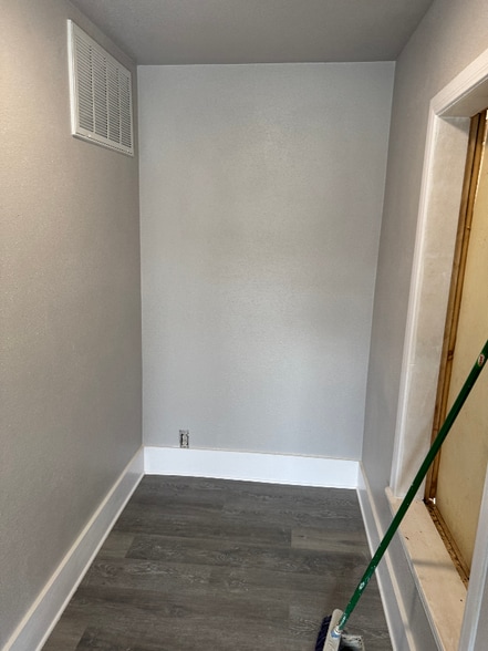 Building Photo - 801 W Queen St