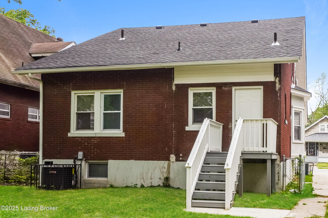 Building Photo - 115 S 39th St