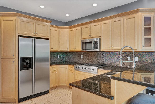 Building Photo - 244 Watch Hill Rd