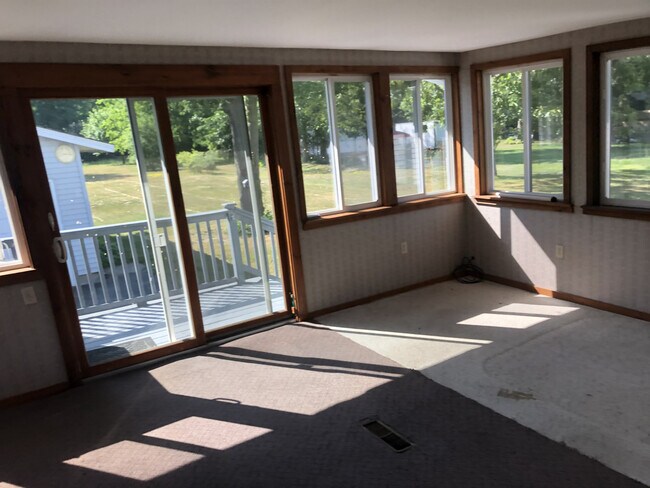 Building Photo - 75 Pine Lane, Colchester - Chauvin