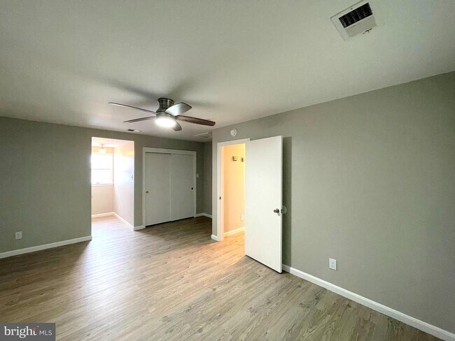 Building Photo - 10960 Earnshaw Ln