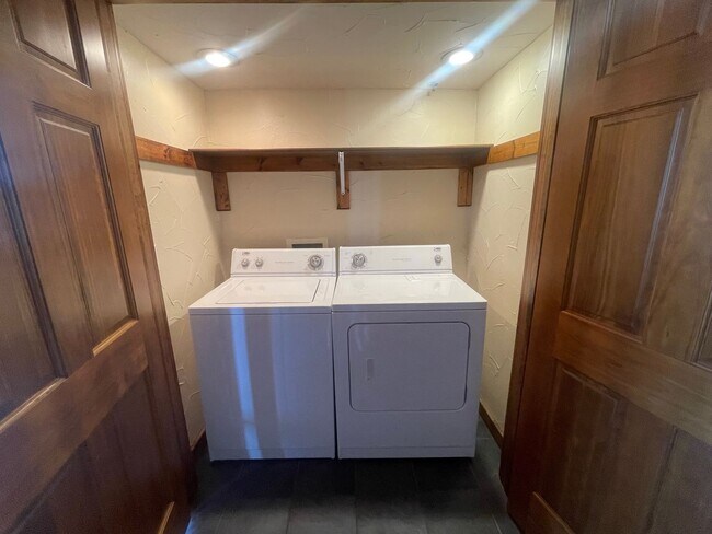 Building Photo - Large One Bedroom One bath Loft Apartment available Now!