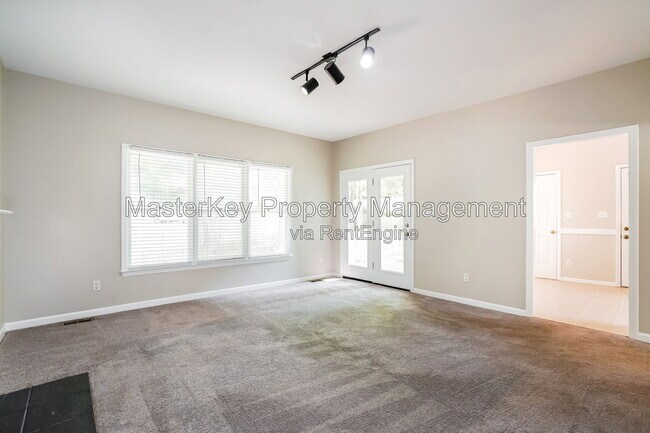 Building Photo - 1600 Nesfield Pl