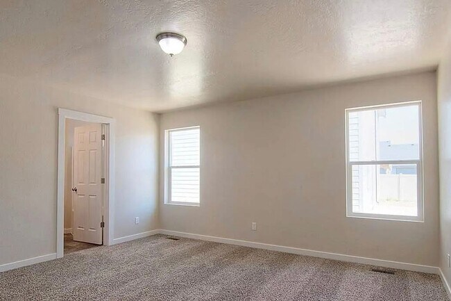 Building Photo - Comfortable Living in a Beautiful, Well-Kept Home