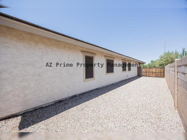 Building Photo - 3681 E Yellowstone Pl