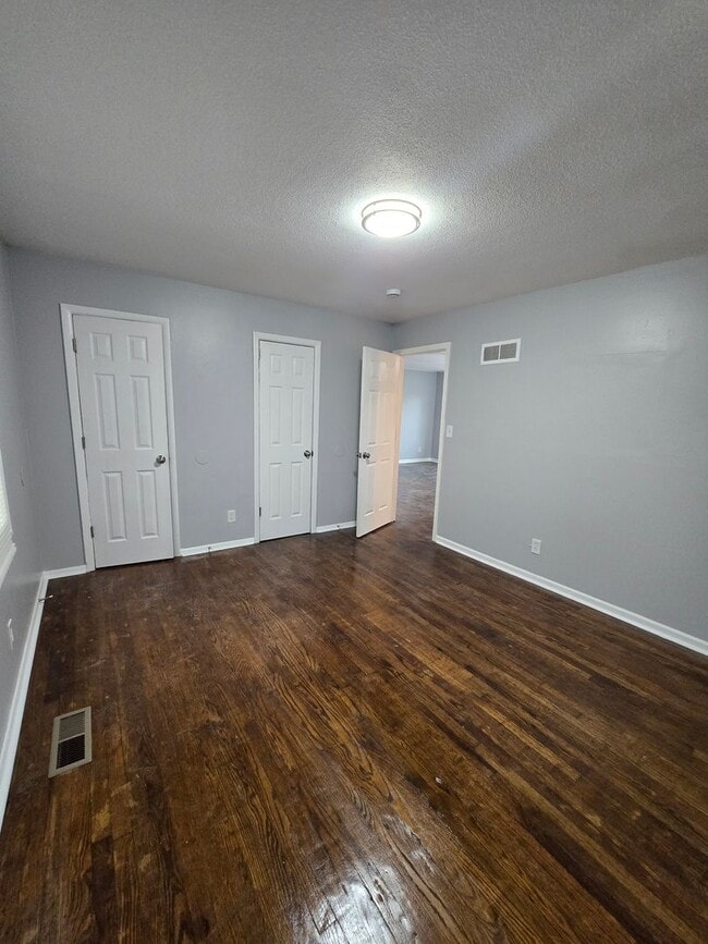 Building Photo - Renovated duplex