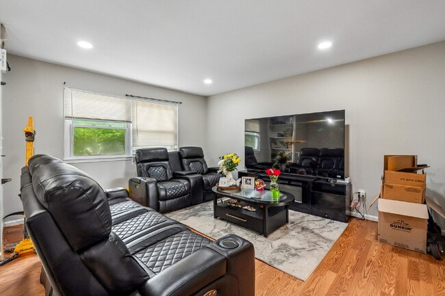 Building Photo - Charming and updated single-family home in a convenient Woodbridge location!