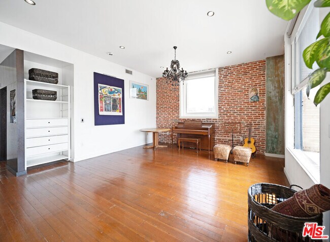 Building Photo - 257 S Spring St