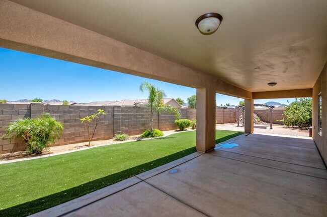 Building Photo - Spectacular open floor plan home!
