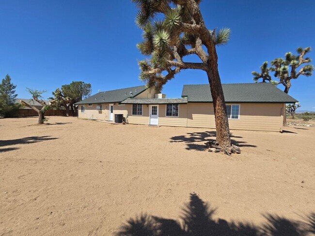 Building Photo - Spacious 3 bed on Fully Fenced 2 acres