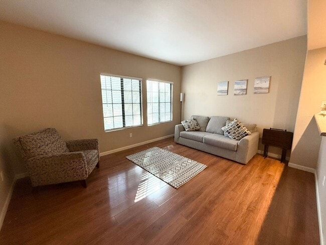 Building Photo - 1/BD 1/BA Light-Filled Condo in Gated Comm...