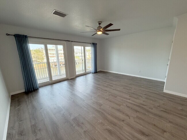 Building Photo - Waterfront 3 bedroom townhome with dock!