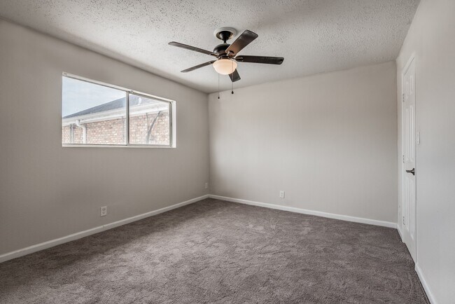 Building Photo - 2121 Fountain View Dr