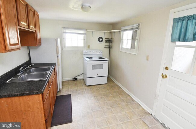 Building Photo - 122 E Monmouth St