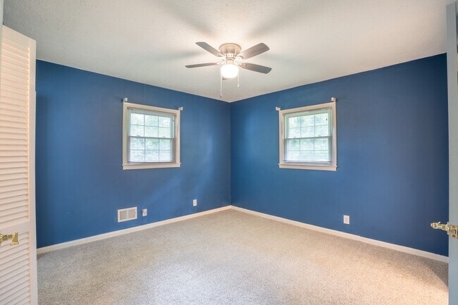 Building Photo - 607 3rd St Ext