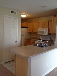 Building Photo - 3 BDRM TOWNHOUSE AVAILABLE MAY OR AUGUST 2...