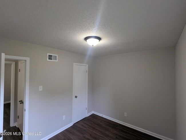 Building Photo - 2628 Hillcrest Dr