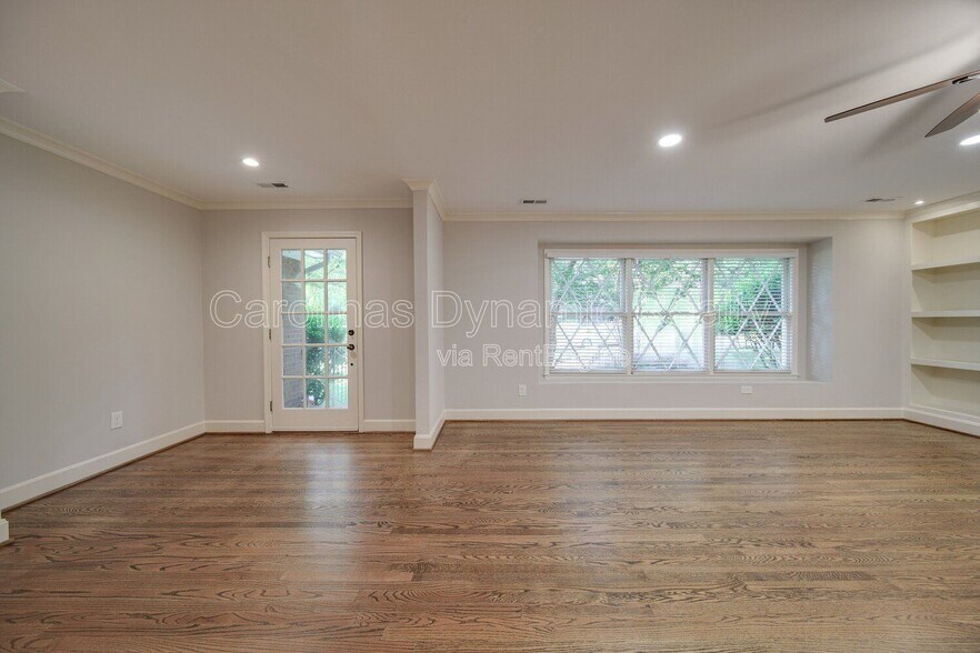 Building Photo - 6700 Castlegate Dr