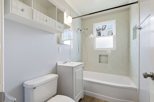 Building Photo - 1002 Sutton Hill Rd