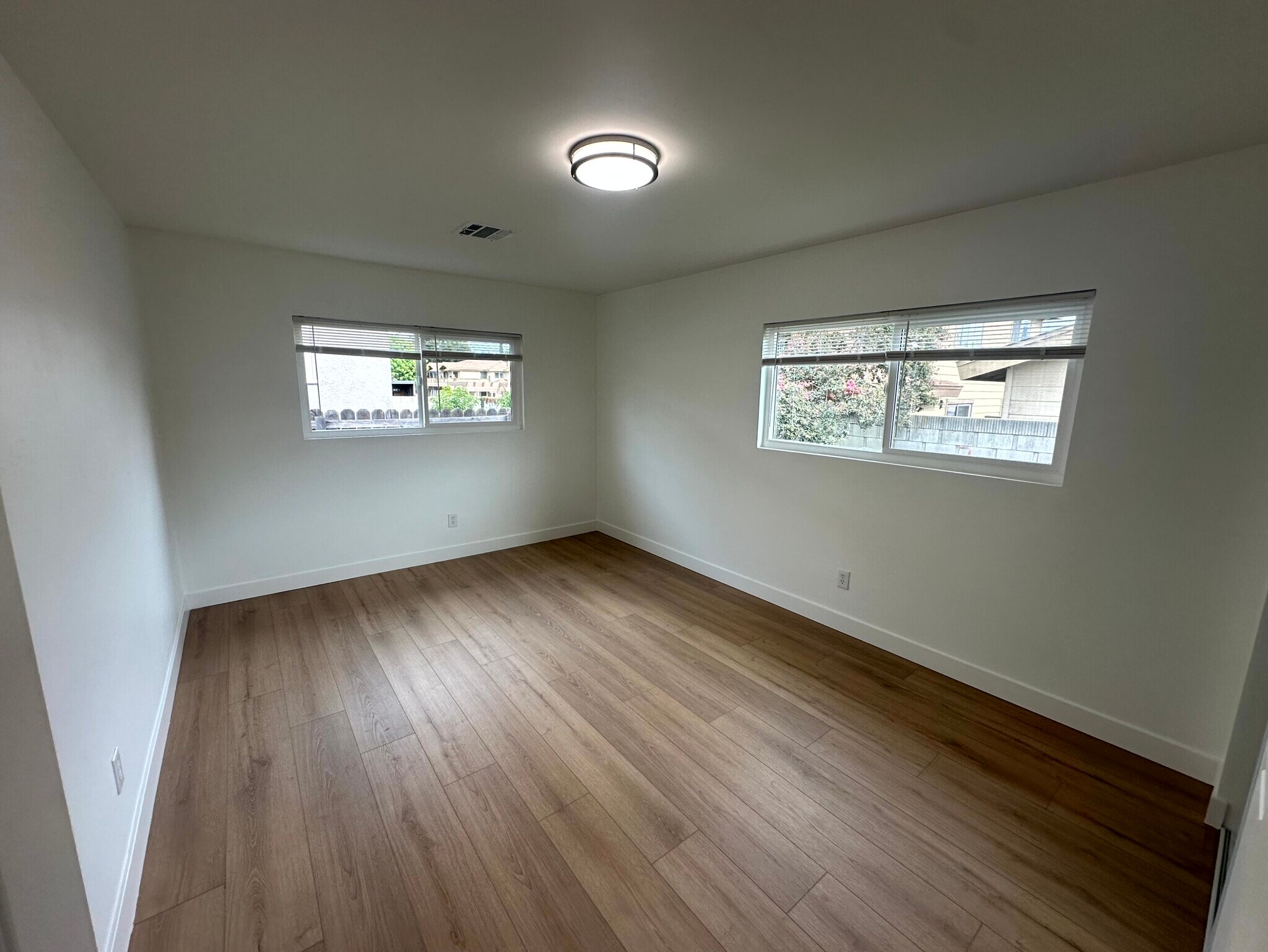 Building Photo - 836 W Olive Ave